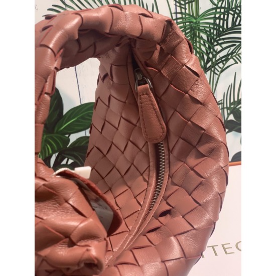 ✧Red and curry color fascination✧✧✧
Bottega Veneta's newest design, the knotted tote bag, retains BV's original knitting elements, but with a premium design style, hand-knit in lambskin.
But also with a high-level design style, using lambskin hand-woven h