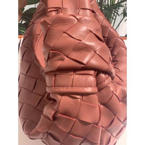 ✧Red and curry color fascination✧✧✧
Bottega Veneta's newest design, the knotted tote bag, retains BV's original knitting elements, but with a premium design style, hand-knit in lambskin.
But also with a high-level design style, using lambskin hand-woven h