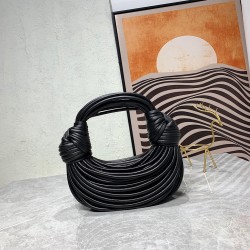 bv home 22 new knot bag, abrupt design concept unique sheepskin material to create. The modeling of the sky, breaking the traditional bag design. Another universal grass popping models 