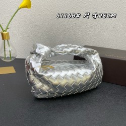 Bottega Veneta#s newest design woven knot tote bag ✧ also retained the original BV has been woven elements at the same time, but with a high-level design style, hand-woven in lambskin.
And with a high-level design style, using lambskin hand-woven hot mode