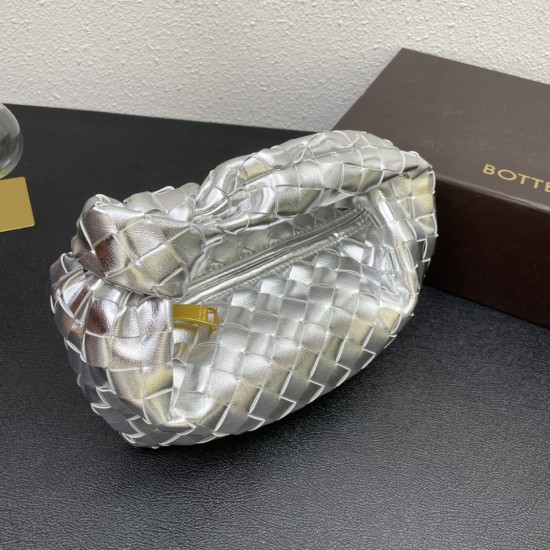 Bottega Veneta#s newest design woven knot tote bag ✧ also retained the original BV has been woven elements at the same time, but with a high-level design style, hand-woven in lambskin.
And with a high-level design style, using lambskin hand-woven hot mode
