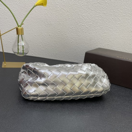 Bottega Veneta#s newest design woven knot tote bag ✧ also retained the original BV has been woven elements at the same time, but with a high-level design style, hand-woven in lambskin.
And with a high-level design style, using lambskin hand-woven hot mode