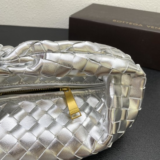 Bottega Veneta#s newest design woven knot tote bag ✧ also retained the original BV has been woven elements at the same time, but with a high-level design style, hand-woven in lambskin.
And with a high-level design style, using lambskin hand-woven hot mode