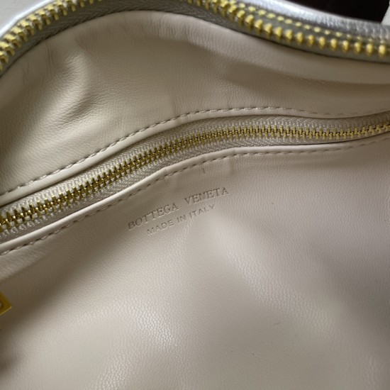 Bottega Veneta#s newest design woven knot tote bag ✧ also retained the original BV has been woven elements at the same time, but with a high-level design style, hand-woven in lambskin.
And with a high-level design style, using lambskin hand-woven hot mode