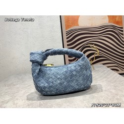
  Bottega Veneta#s newest design tannin denim knotted tote bag ✧ also retained the BV has always been the original elements of weaving at the same time, but with a high-level design style, using tannin denim hand-woven hot models simple and simple ^ O ^ 