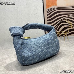 
  Bottega Veneta#s newest design tannin denim knotted tote bag ✧ also retained the BV has always been the original elements of weaving at the same time, but with a high-level design style, using tannin denim hand-woven hot models simple and simple ^ O ^ 