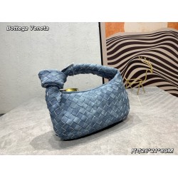 
  Bottega Veneta#s newest design tannin denim knotted tote bag ✧ also retained the BV has always been the original elements of weaving at the same time, but with a high-level design style, using tannin denim hand-woven hot models simple and simple ^ O ^ 