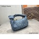
  Bottega Veneta#s newest design tannin denim knotted tote bag ✧ also retained the BV has always been the original elements of weaving at the same time, but with a high-level design style, using tannin denim hand-woven hot models simple and simple ^ O ^ 
