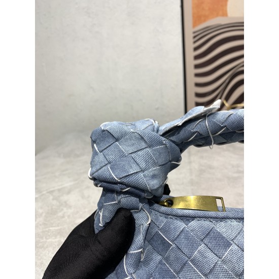 
  Bottega Veneta#s newest design tannin denim knotted tote bag ✧ also retained the BV has always been the original elements of weaving at the same time, but with a high-level design style, using tannin denim hand-woven hot models simple and simple ^ O ^ 