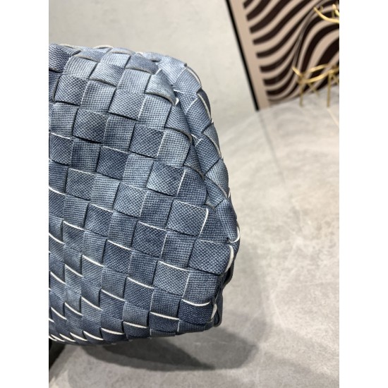 
  Bottega Veneta#s newest design tannin denim knotted tote bag ✧ also retained the BV has always been the original elements of weaving at the same time, but with a high-level design style, using tannin denim hand-woven hot models simple and simple ^ O ^ 