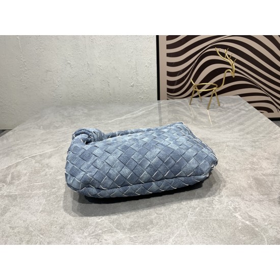 
  Bottega Veneta#s newest design tannin denim knotted tote bag ✧ also retained the BV has always been the original elements of weaving at the same time, but with a high-level design style, using tannin denim hand-woven hot models simple and simple ^ O ^ 