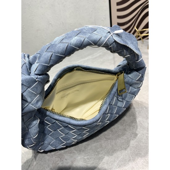 
  Bottega Veneta#s newest design tannin denim knotted tote bag ✧ also retained the BV has always been the original elements of weaving at the same time, but with a high-level design style, using tannin denim hand-woven hot models simple and simple ^ O ^ 
