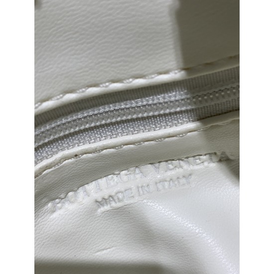 
  Bottega Veneta#s newest design tannin denim knotted tote bag ✧ also retained the BV has always been the original elements of weaving at the same time, but with a high-level design style, using tannin denim hand-woven hot models simple and simple ^ O ^ 