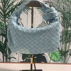 ✧Light blue mini ✧
Bottega Veneta's newest design, the knotted tote bag, retains BV's original knitting elements, but with a premium design style, hand-woven in lambskin.
But also with a high-level design style, using lambskin hand-woven hot models simple