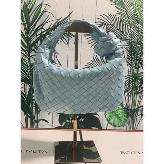 ✧Light blue mini ✧
Bottega Veneta's newest design, the knotted tote bag, retains BV's original knitting elements, but with a premium design style, hand-woven in lambskin.
But also with a high-level design style, using lambskin hand-woven hot models simple