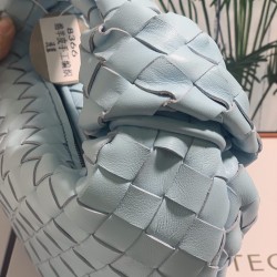 ✧Light blue mini ✧
Bottega Veneta's newest design, the knotted tote bag, retains BV's original knitting elements, but with a premium design style, hand-woven in lambskin.
But also with a high-level design style, using lambskin hand-woven hot models simple