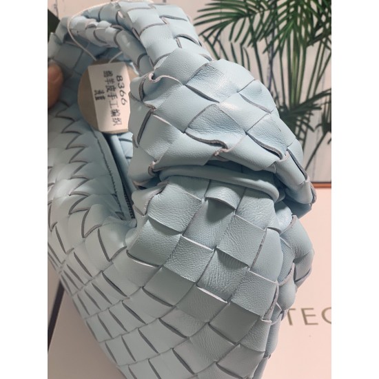 ✧Light blue mini ✧
Bottega Veneta's newest design, the knotted tote bag, retains BV's original knitting elements, but with a premium design style, hand-woven in lambskin.
But also with a high-level design style, using lambskin hand-woven hot models simple