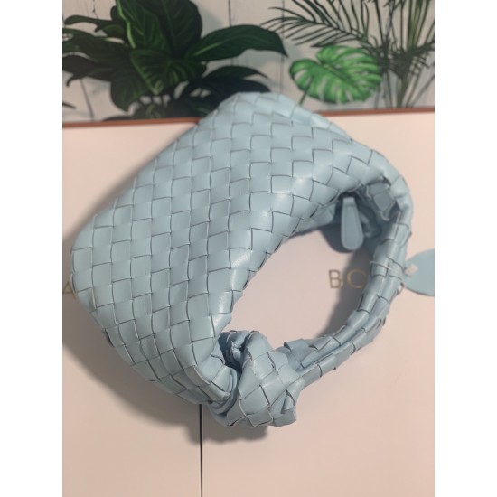 ✧Light blue mini ✧
Bottega Veneta's newest design, the knotted tote bag, retains BV's original knitting elements, but with a premium design style, hand-woven in lambskin.
But also with a high-level design style, using lambskin hand-woven hot models simple