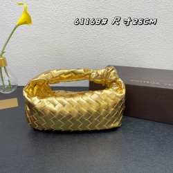 Bottega Veneta#s newest design woven knot tote bag ✧ also retained the original BV has been woven elements at the same time, but with a high-level design style, hand-woven in lambskin.
And with a high-level design style, using lambskin hand-woven hot mode