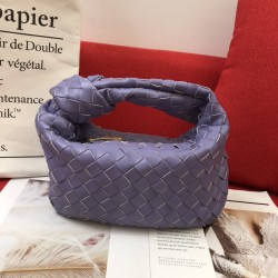 Bottega Veneta#s newest design woven knot tote bag ✧ also retained the original BV has been woven elements at the same time, but with a high-level design style, hand-woven in lambskin.
But also with a high-level design style, using lambskin hand-woven hot