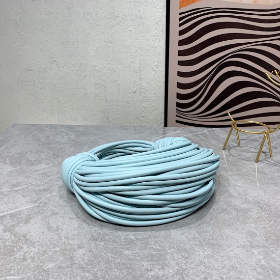 380 bv home 22 new knot bag, abrupt design concept unique sheepskin material. The modeling of the sky, breaking the traditional bag design. Another universal grass popping models 