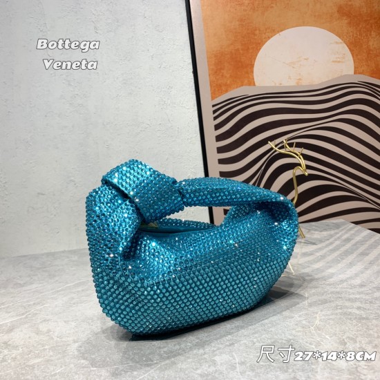 Bottega Veneta# latest design Swarovski imitation diamond knot tote bag ✧ also retained the BV has been the original elements at the same time.
And with a high-level design style, using hand-ironed diamonds, the hot models simple and uncomplicated ^ O ^ s