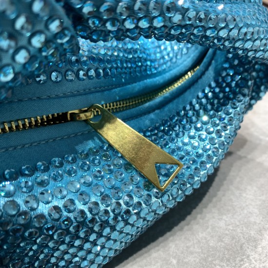 Bottega Veneta# latest design Swarovski imitation diamond knot tote bag ✧ also retained the BV has been the original elements at the same time.
And with a high-level design style, using hand-ironed diamonds, the hot models simple and uncomplicated ^ O ^ s