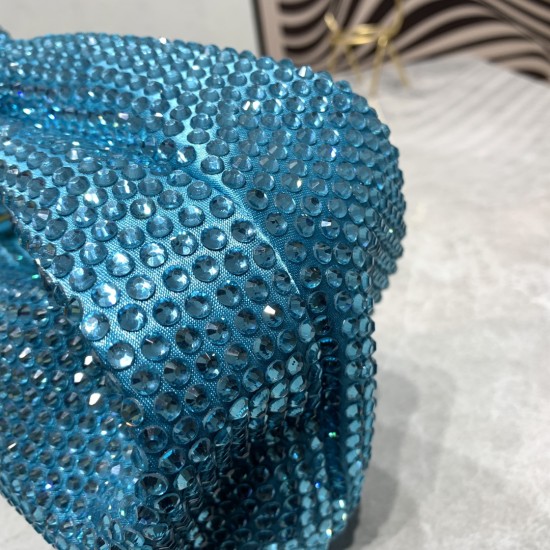 Bottega Veneta# latest design Swarovski imitation diamond knot tote bag ✧ also retained the BV has been the original elements at the same time.
And with a high-level design style, using hand-ironed diamonds, the hot models simple and uncomplicated ^ O ^ s