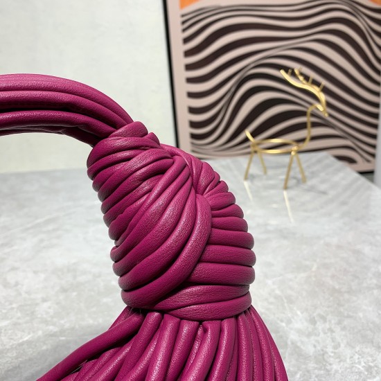 bv home 22 new knot bag, abrupt design concept unique sheepskin material to create. The modeling of the sky, breaking the traditional bag design. Another universal grass popping models 