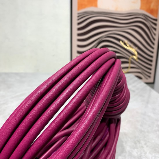 bv home 22 new knot bag, abrupt design concept unique sheepskin material to create. The modeling of the sky, breaking the traditional bag design. Another universal grass popping models 