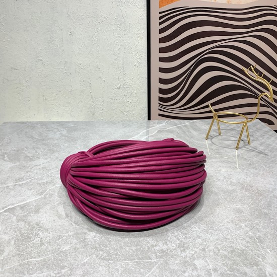 bv home 22 new knot bag, abrupt design concept unique sheepskin material to create. The modeling of the sky, breaking the traditional bag design. Another universal grass popping models 