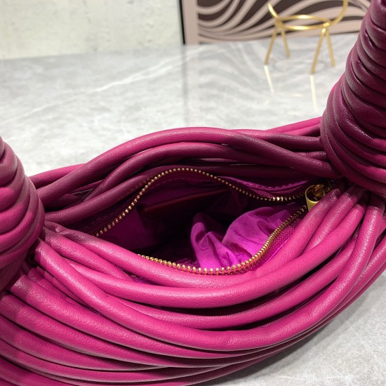 bv home 22 new knot bag, abrupt design concept unique sheepskin material to create. The modeling of the sky, breaking the traditional bag design. Another universal grass popping models 