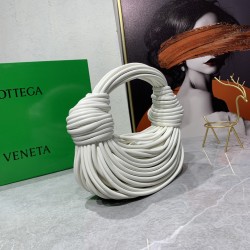 bv home 22 new knot bag, abrupt design concept unique sheepskin material to create. The modeling of the sky, breaking the traditional bag design. Another universal grass popping models 