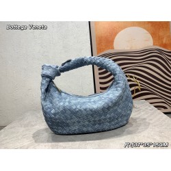 
  Bottega Veneta#s newest design tannin denim knotted tote bag ✧ also retained the BV has always been the original elements of weaving at the same time, but with a high-level design style, using tannin denim hand-woven hot models simple and simple ^ O ^ 