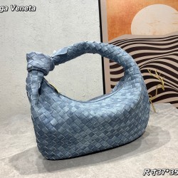 
  Bottega Veneta#s newest design tannin denim knotted tote bag ✧ also retained the BV has always been the original elements of weaving at the same time, but with a high-level design style, using tannin denim hand-woven hot models simple and simple ^ O ^ 