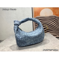 
  Bottega Veneta#s newest design tannin denim knotted tote bag ✧ also retained the BV has always been the original elements of weaving at the same time, but with a high-level design style, using tannin denim hand-woven hot models simple and simple ^ O ^ 