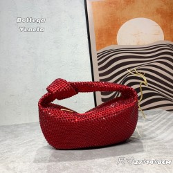 Bottega Veneta# latest design Swarovski imitation diamond knot tote bag ✧ also retained the BV has been the original elements at the same time.
And with a high-level design style, using hand-ironed diamonds, the hot models simple and uncomplicated ^ O ^ s