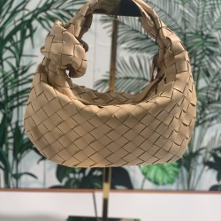 ✧Milk tea color mini✧✧✧
Bottega Veneta's newest design, the knotted tote bag, retains BV's original knitting elements, but with a premium design style, hand knit in lambskin.
But also with a high-level design style, using lambskin hand-woven hot models si