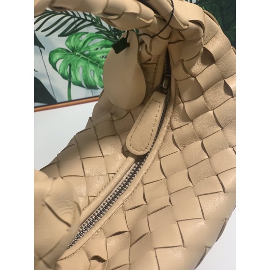 ✧Milk tea color mini✧✧✧
Bottega Veneta's newest design, the knotted tote bag, retains BV's original knitting elements, but with a premium design style, hand knit in lambskin.
But also with a high-level design style, using lambskin hand-woven hot models si