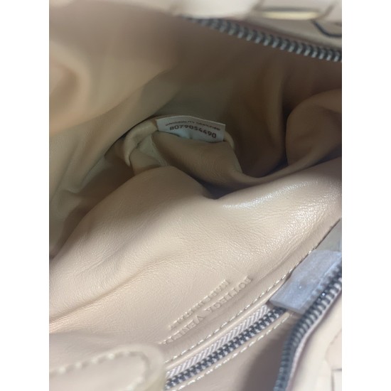 ✧Milk tea color mini✧✧✧
Bottega Veneta's newest design, the knotted tote bag, retains BV's original knitting elements, but with a premium design style, hand knit in lambskin.
But also with a high-level design style, using lambskin hand-woven hot models si