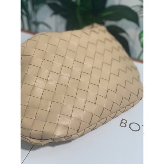 ✧Milk tea color mini✧✧✧
Bottega Veneta's newest design, the knotted tote bag, retains BV's original knitting elements, but with a premium design style, hand knit in lambskin.
But also with a high-level design style, using lambskin hand-woven hot models si