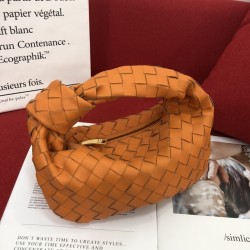 Bottega Veneta#s newest design woven knot tote bag ✧ also retained the original BV has been woven elements at the same time, but with a high-level design style, hand-woven in lambskin.
But also with a high-level design style, using lambskin hand-woven hot