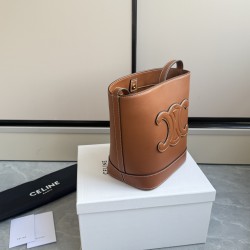 360 cuir bucket bag brown Arc de Triomphe embossed full leather crossbody bucket understated simplicity casual small style belongs to the more you look the more you like the model of the classic cowhide leather texture superb with the picture package size