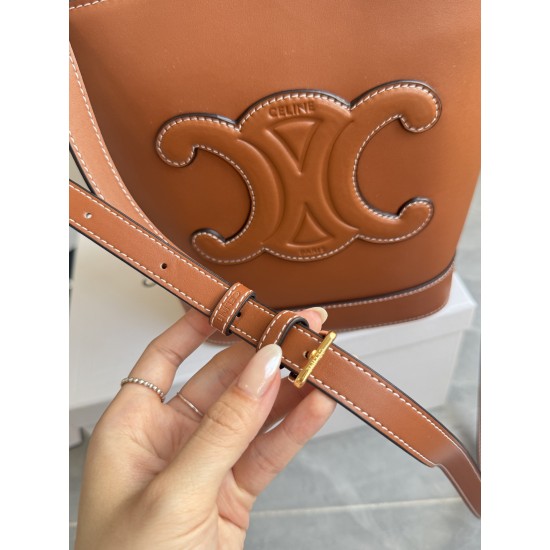 360 cuir bucket bag brown Arc de Triomphe embossed full leather crossbody bucket understated simplicity casual small style belongs to the more you look the more you like the model of the classic cowhide leather texture superb with the picture package size