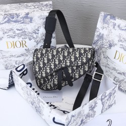 Lot 200 blue cloth with the original box Dior Saddle mini version of the shoulder strap can be removed can be used as a clutch bag with a belt as a fanny pack oh a bag of three shoulder clutch fanny pack 2020 early spring series saddle saddle bag strong l