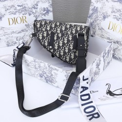 Lot 200 blue cloth with the original box Dior Saddle mini version of the shoulder strap can be removed can be used as a clutch bag with a belt as a fanny pack oh a bag of three shoulder clutch fanny pack 2020 early spring series saddle saddle bag strong l