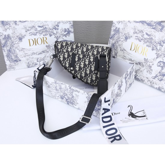 Lot 200 blue cloth with the original box Dior Saddle mini version of the shoulder strap can be removed can be used as a clutch bag with a belt as a fanny pack oh a bag of three shoulder clutch fanny pack 2020 early spring series saddle saddle bag strong l