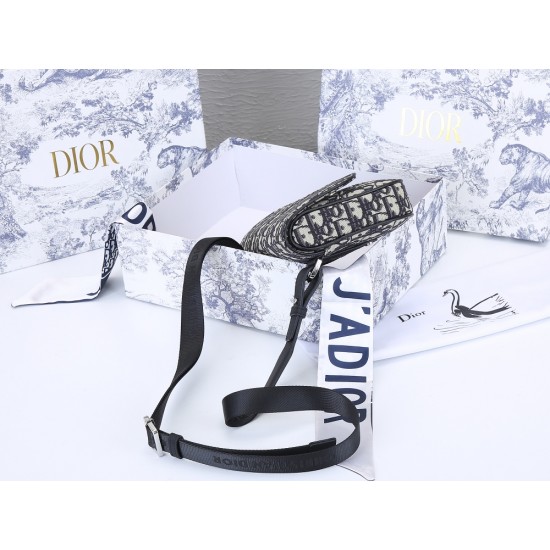 Lot 200 blue cloth with the original box Dior Saddle mini version of the shoulder strap can be removed can be used as a clutch bag with a belt as a fanny pack oh a bag of three shoulder clutch fanny pack 2020 early spring series saddle saddle bag strong l