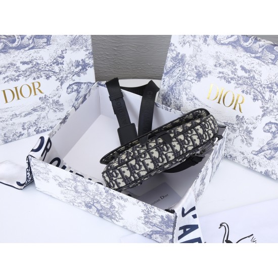 Lot 200 blue cloth with the original box Dior Saddle mini version of the shoulder strap can be removed can be used as a clutch bag with a belt as a fanny pack oh a bag of three shoulder clutch fanny pack 2020 early spring series saddle saddle bag strong l
