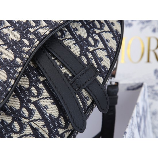 Lot 200 blue cloth with the original box Dior Saddle mini version of the shoulder strap can be removed can be used as a clutch bag with a belt as a fanny pack oh a bag of three shoulder clutch fanny pack 2020 early spring series saddle saddle bag strong l